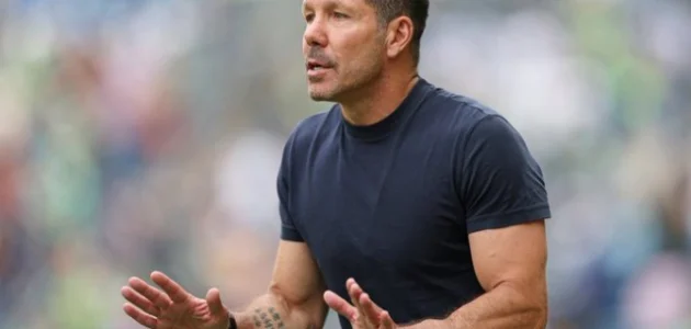 مدرب أتلتيكو مدريد دييجو سيميوني يعبر عن إحباطه بعد الخروج من كأس العالم للأندية رغم الفوز على بوتافوغو، ويتحدث عن التحكيم وأداء الفريق ويؤكد فخره باللاعبين.