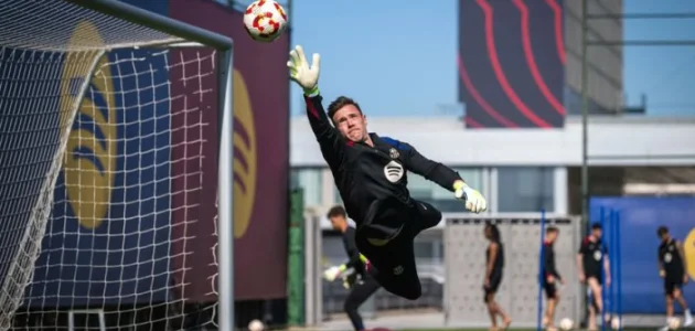 لوثار ماثيوس: تير شتيجن الأنسب لحراسة مرمى مانشستر سيتي نصح لوثار ماثيوس، أسطورة الكرة الألمانية، نادي مانشستر سيتي بالتعاقد مع الحارس مارك أندريه تير شتيجن، لاعب برشلونة. ويرى ماثيوس أن الحارس الألماني يمثل خيارًا قويًا للفريق الإنجليزي في السنوات المقبلة. انتقادات غير مباشرة لإيدرسون أشار ماثيوس إلى وجود علامات استفهام حول أداء الحارس البرازيلي إيدرسون. وقال: "لا أعرف ما هي خطط مانشستر سيتي، لكن يبدو أنهم غير راضين تمامًا عن إيدرسون". تير شتيجن خيار مستقبلي أكد ماثيوس أن تير شتيجن يمتلك الخبرة والمهارة لحماية مرمى السيتي. وأضاف: "بإمكانه أن يكون الحارس الأول للفريق لمدة ثلاث أو أربع سنوات على الأقل". مستقبل غامض في برشلونة تشير تقارير إلى أن وضع تير شتيجن داخل برشلونة لم يعد مستقرًا. ويأتي ذلك بعد تعاقد النادي مع الحارس الشاب خوان جارسيا. هذا التطور قد يدفع الحارس الألماني للبحث عن تحدٍ جديد خارج إسبانيا.